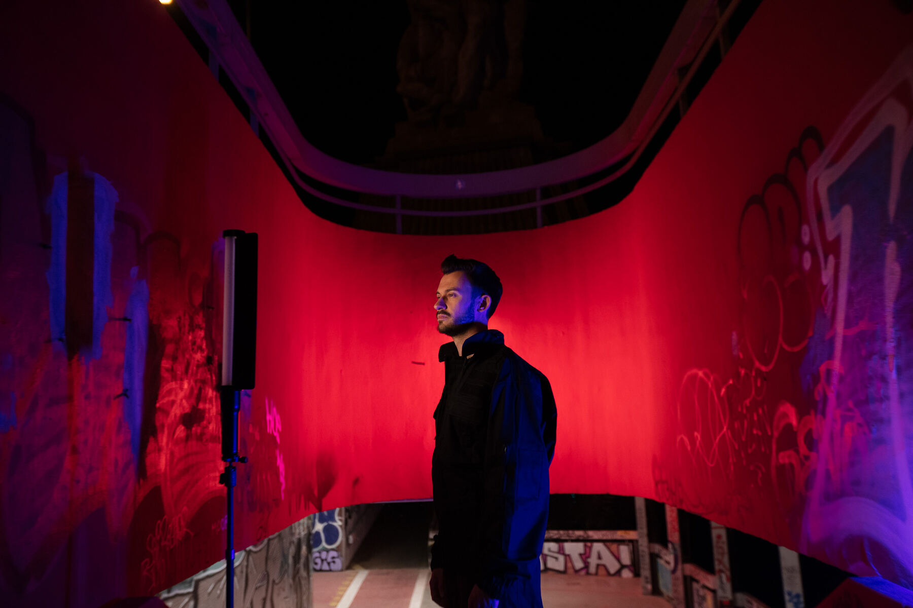 Bury in profile against red light